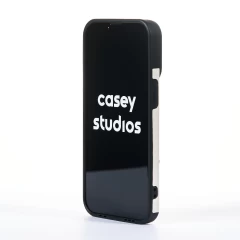 Husa iPhone 13 Pro Casey Studios Family Feud - Woman Woman